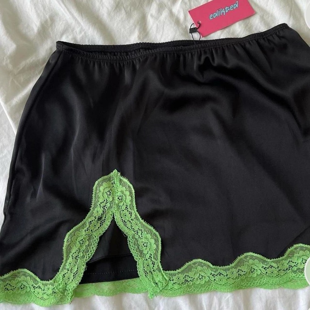 Edikted Lacey satin mini skirt with green lace trim - Picture 2 of 3